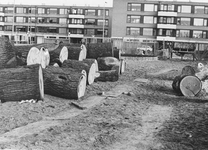 502977 Afbeelding van boomstammen, bestemd voor de aan te leggen speelplaats aan de Columbiadreef te Utrecht.